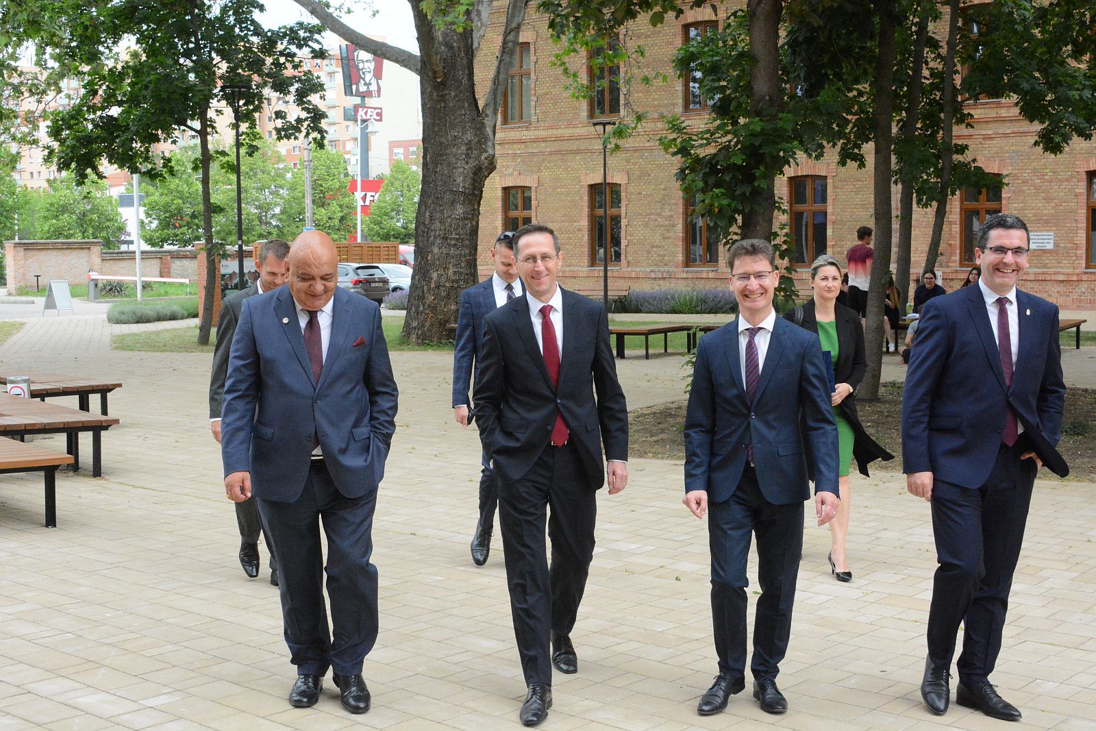 Képeken az Óbudai és a Corvinus együttműködésének aláírása